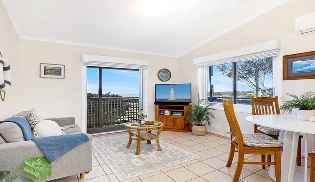 Flipside – coastal escape for couples, with ocean views and top Kiama spots nearby