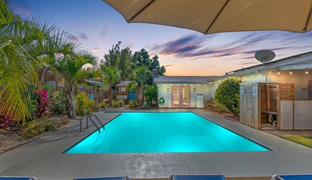 Flirty Flamingo ~ Heated Pool, Game Room & Poolside Casita Retreat