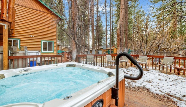 Flitterbick Lodge Fawnskin Log Cabin Retreat w/Hot Tub