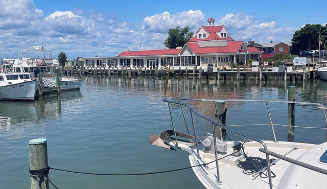 Floating 2 bed 2 bath condo stunning views of the bay