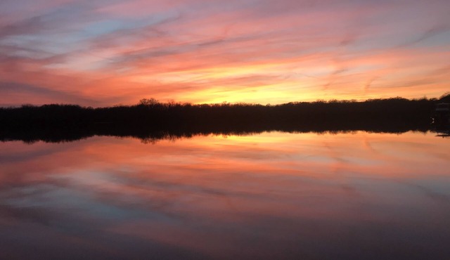 FLOATING Apartment. Enchanting Lake Views, Sunsets, FUN