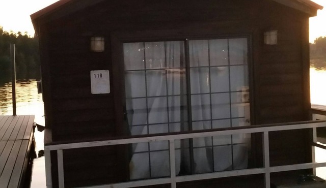 Floating Cabin Lake Guntersville Cabin number 118