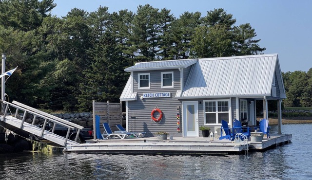 Floating Cottage on The LaHave River close to beaches, golf, on Lighthouse Route