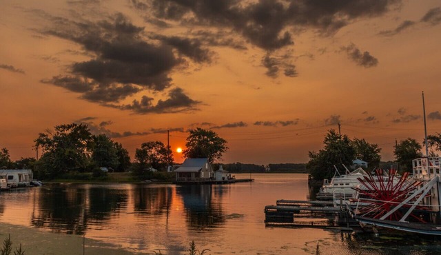 Floating Cottage on the River "Nantucket"
