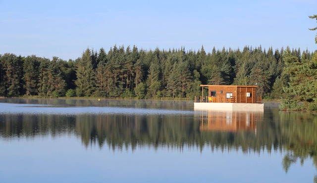 Floating house 54m² on a pond of 32 hectares in Corrèze-Dordogne Valley