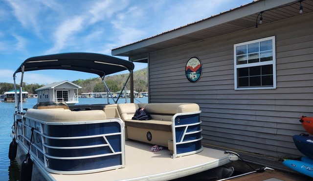 Floating house on the beautiful Norris Lake!