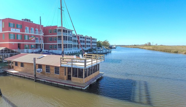 Floating Houseboat - A Fisherman's Retreat!