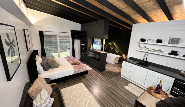 Floating Studio Cabin. HOT TUB!