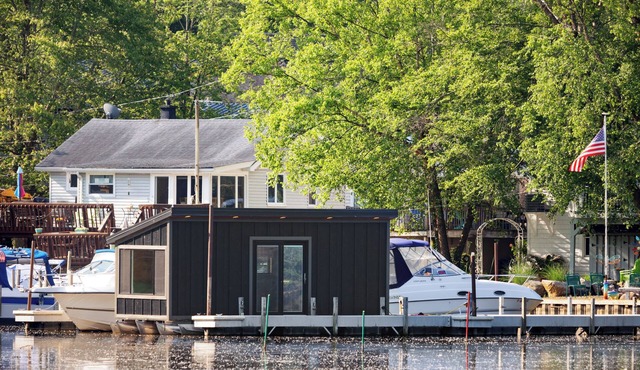 Floating tiny home with AC and WiFi on beautiful Vermilion river