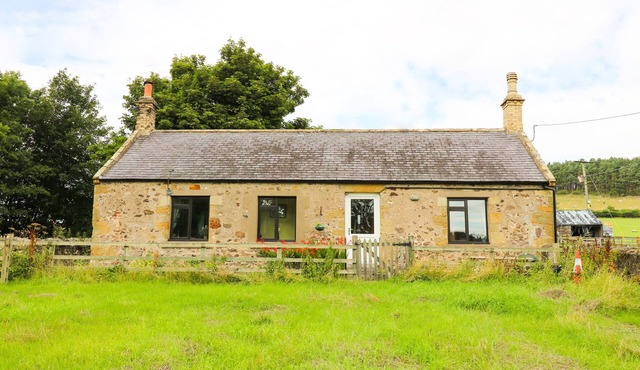 FLODDEN EDGE FARM COTTAGE, pet friendly, with a garden in Milfield