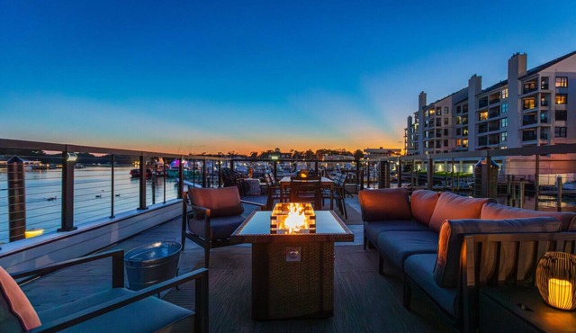 FLOHOM 10 - Floating Luxury Steps from the Beach