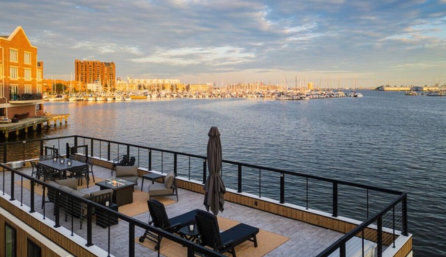FLOHOM 12 - Luxe On-Water Retreat in Fells Point