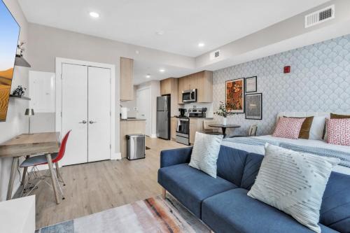 Floor To Ceiling Windows- Bridge Views - Studio