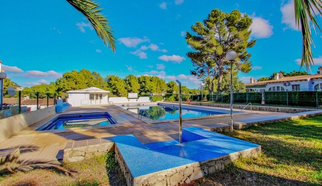 Flor - cozy bungalow with large comm. pool in Moraira