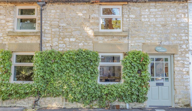 FLORA COTTAGE, family friendly, with open fire in Tideswell
