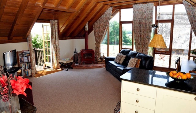 Flora's Barn (Sleeps 4. 2 Bedrooms)