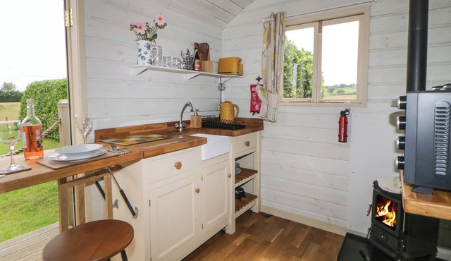 FLORA'S HUT, with open fire in Liskeard