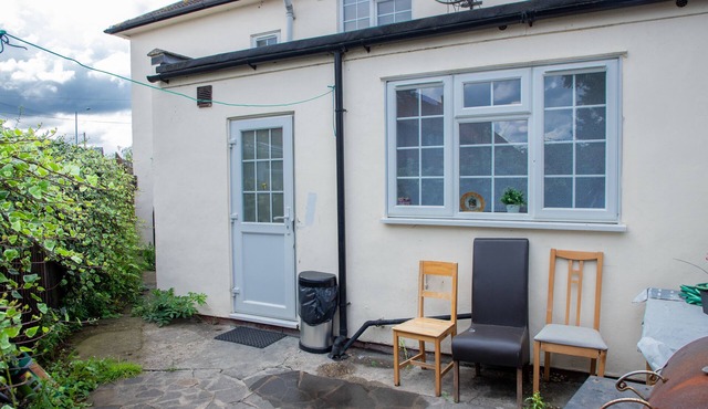 Floral, 5 Bed House in London with Garden and Free Parking