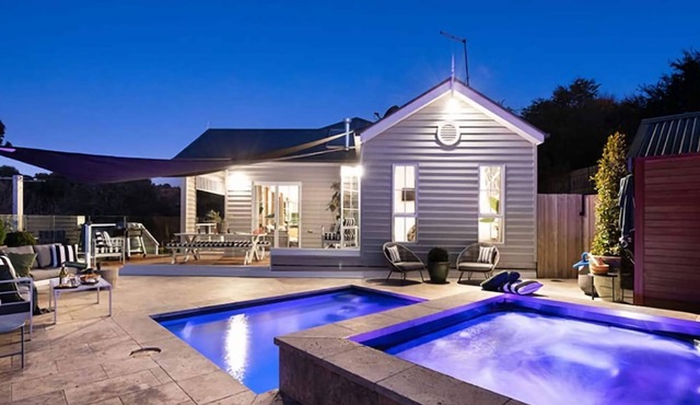 Florence Daylesford ~ Luxury Getaway with Spa, Sauna & Pool!