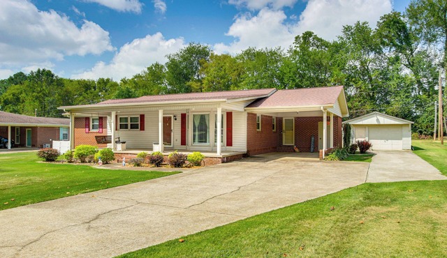 Florence Family Home w/Dog-Friendly Yard