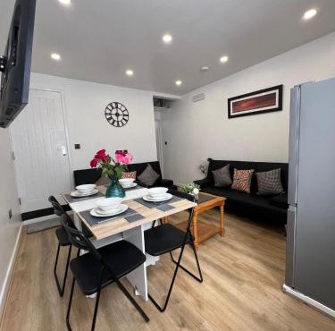 Florence House - 3 Twin Bedroom House 3 Showers 2 Ensuites Plus Walk-in Wetroom Garden Fast Wi-Fi J1-M5 on Doorstep Weekly Stays ok Contractor Accommodation Another Best-in-Class