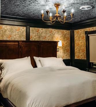 Florence King Suite at Bootleggers Lodge - Lake Views & Marble Bath