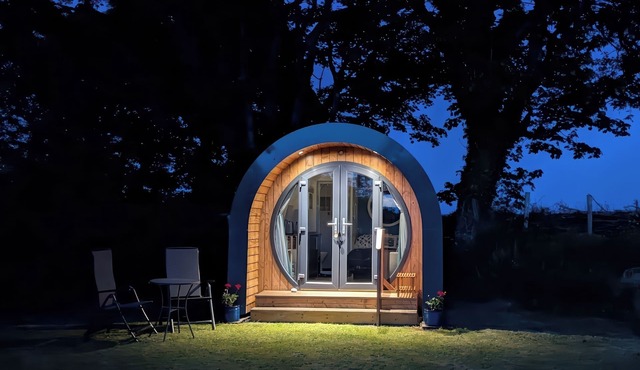 FLORENCE POD, pet friendly, with a garden in Pembroke