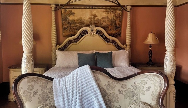 Florence Room - Villagio Boutique Hotel ★WALK to STADIUM ★FREE PARKING