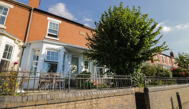 FLORENCE VILLAS, pet friendly, character holiday cottage in Worcester