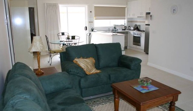 Florentine Villas - Your Home away from Home - near Watergardens Town Centre