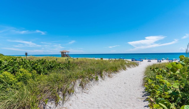 Florida Beach Retreat: Amazing Pool-Saltwater Heat, 4BR, 2 King Beds, 5 Stars