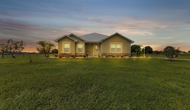 Florida Countryside Retreat-Charming 3-bedroom house with Jacuzzi and Spa pool!