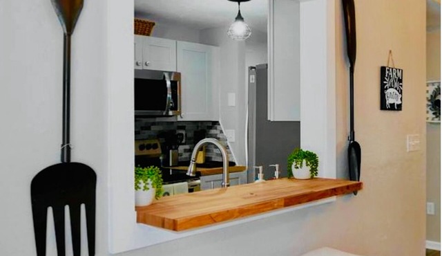 "Florida Farmhouse" in town bungalow where "Old Florida." meets modern comfort!