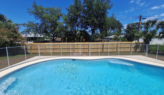 ☆☀︎❀Florida Getaway! New Pool Heater, Fenced Yard, Close to River and Beaches!