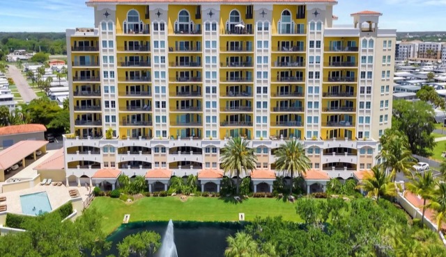 Florida Gulf Coast 3-bedroom, 2-bathroom deluxe condominium, near beaches.