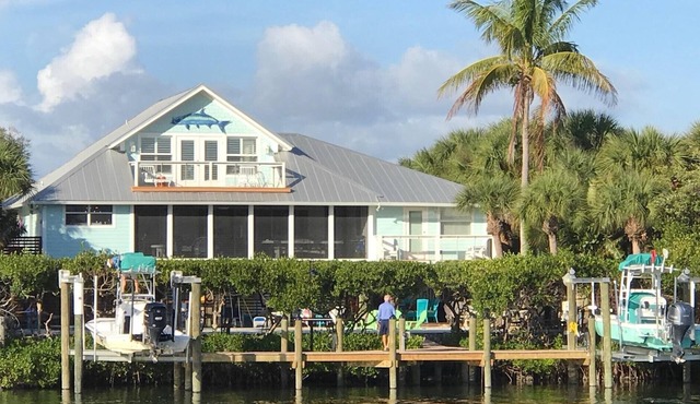 Florida Island paradise! Pool, Dock, poolside bar and TV. Close to beach.
