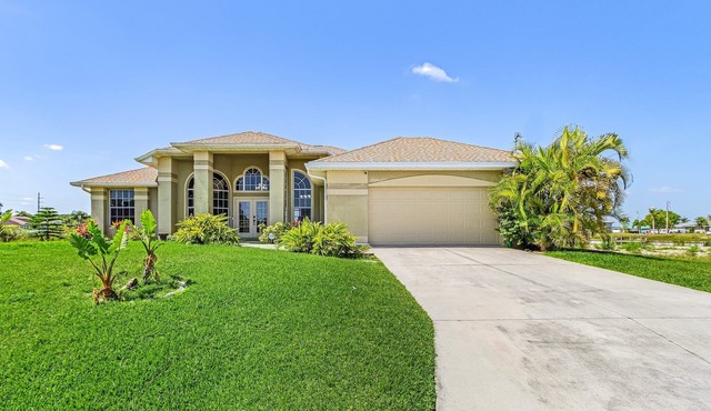 FLORIDA LAKE HOUSE - Garden Lake CAPE CORAL 4 bedroom Bungalow