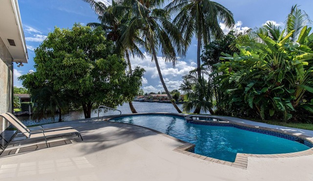 Florida Oasis - Lovely Waterfront canal home with swimming pool and jacuzzi