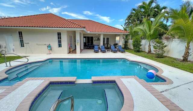 FLORIDA PALMS- 5BR HOME 3 MILES TO BEACH - PRIVATE POOL & HOT TUB