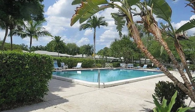 FLORIDA RETREAT-2/2 outdoor space, golf course views & two pools - 1 month min