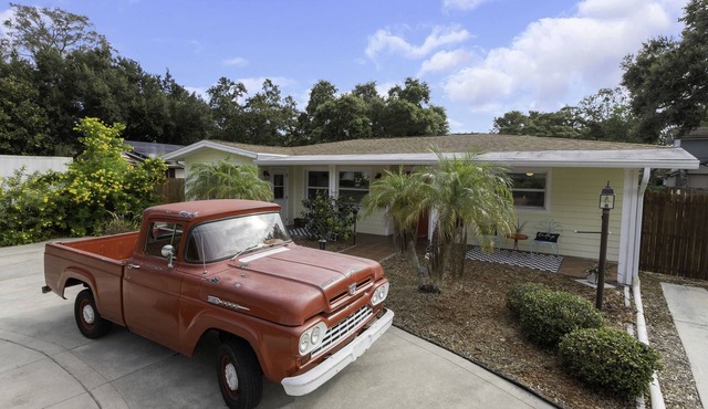 Florida Retro Home minutes from the famous Clearwater Beach and Honeymoon Island