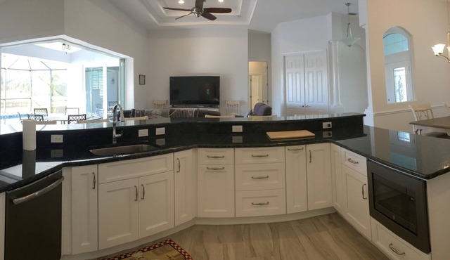 Florida Secret, full refund*, heated pool, sleeps 8
