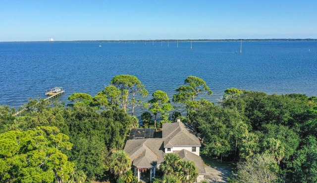 Florida Space Coast Waterfront Retreat - Family & Pet Friendly - Sleeps up to 15