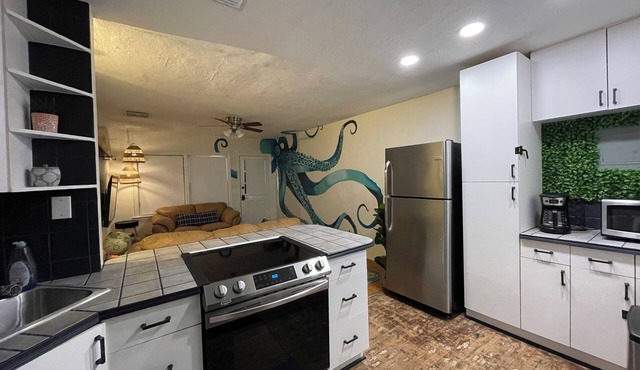 Florida themed 2/1 bungalow in the highly walk-able Mills/50 District