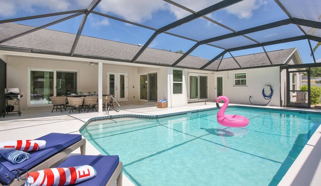 Florida Vibes! 10 Min to AMI, Private Oversized Heated Pool, Pool Cage