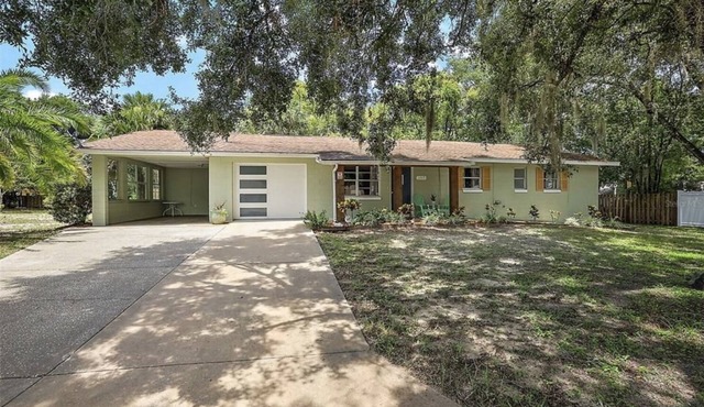 Floridian 4 bedroom home, sleeps 7, walk to downtown