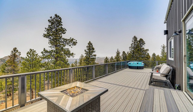 Florissant Home w/Hot Tub, Putting Green & Views!