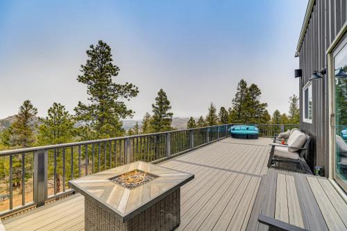 Florissant Home w/Hot Tub, Putting Green & Views!
