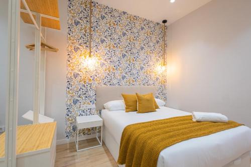 FLORIT FLATS - 4 Guests with AC and WiFi near Sorolla Train Station