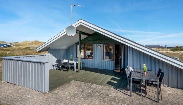 "Flory" - 400m from the sea by Interhome